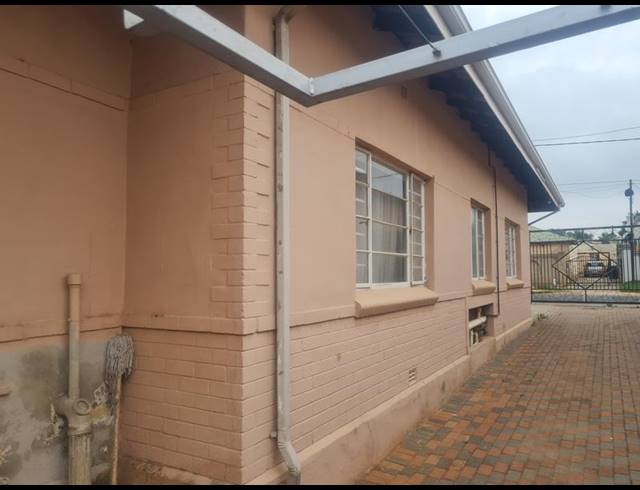 5 BEDROOM HOUSE FOR SALE IN ROODEPOORT CENTRAL